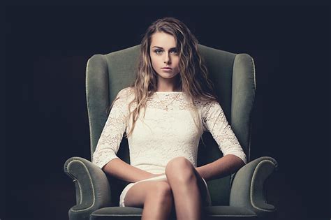 falda oturan kadın